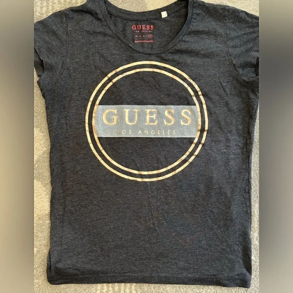 Guess cap sleeve tee with gold and small rhinestone decal.XL